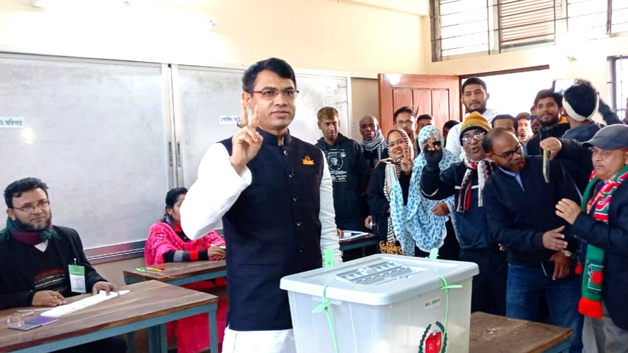 নৌকা প্রতীকের প্রার্থী মোহাম্মদ জিল্লুর রহমান ভোট দিয়ে বিজয়ী চিহ্ন দেখান। ছবি : কালবেলা