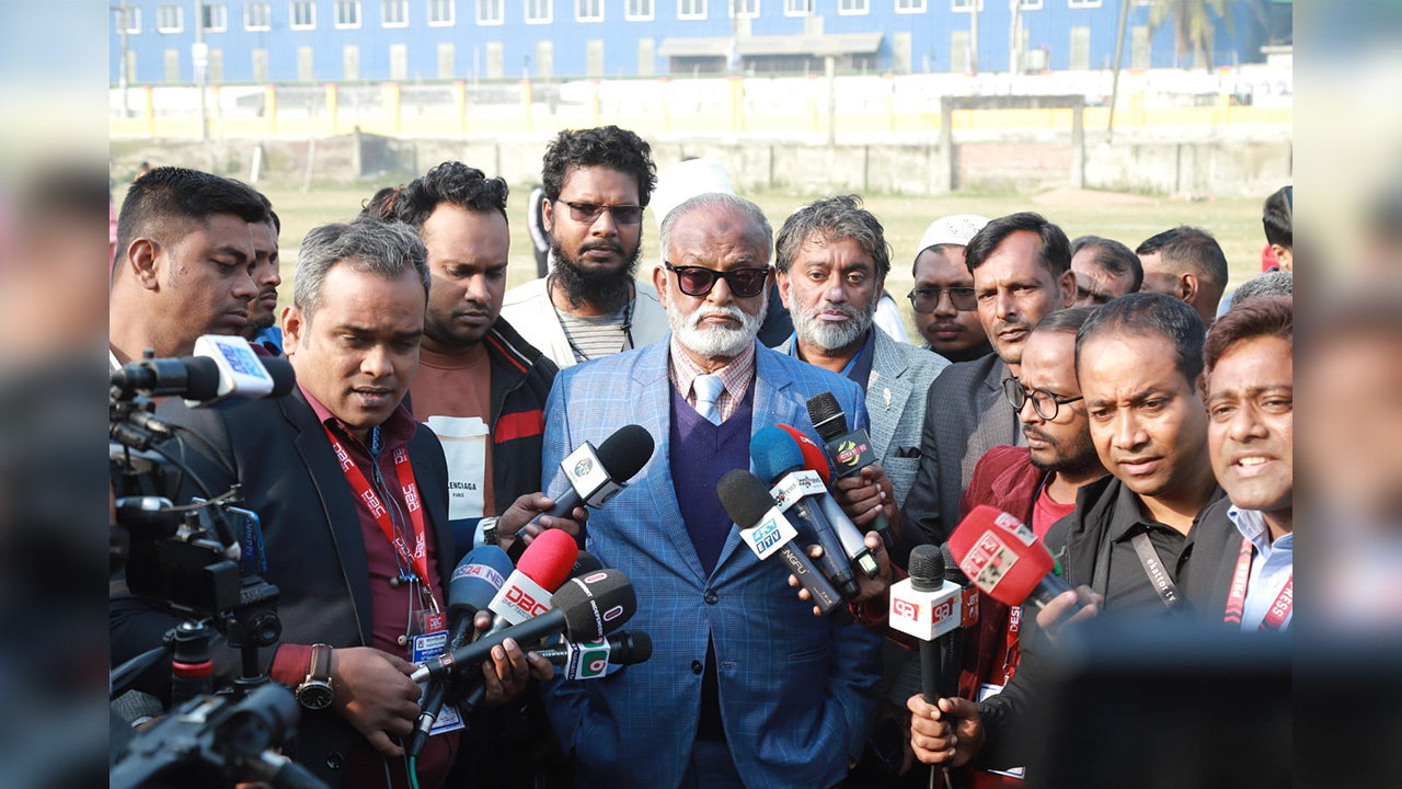 রোববার (৭ জানুয়ারি) সকালে রূপসী নিউ মডেল স্কুল অ্যান্ড কলেজে ভোট কেন্দ্রে পর্যবেক্ষণ করে সাংবাদিকদের সঙ্গে কথা বলেন তৈমুর আলম খন্দকার। ছবি : কালবেলা