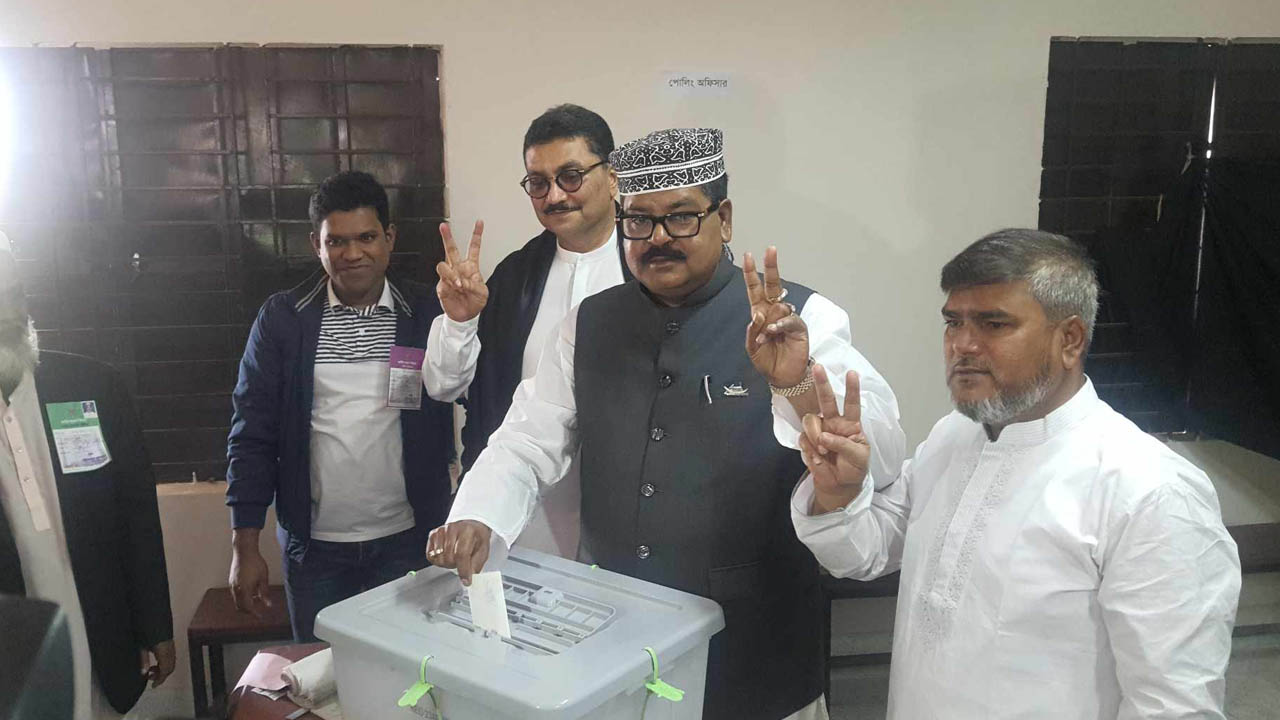 ভোট দেওয়ার সময় ঢাকা-১৬ আসনে আওয়ামী লীগ মনোনীত প্রার্থী ইলিয়াস উদ্দিন মোল্লাহ। ছবি : কালবেলা
