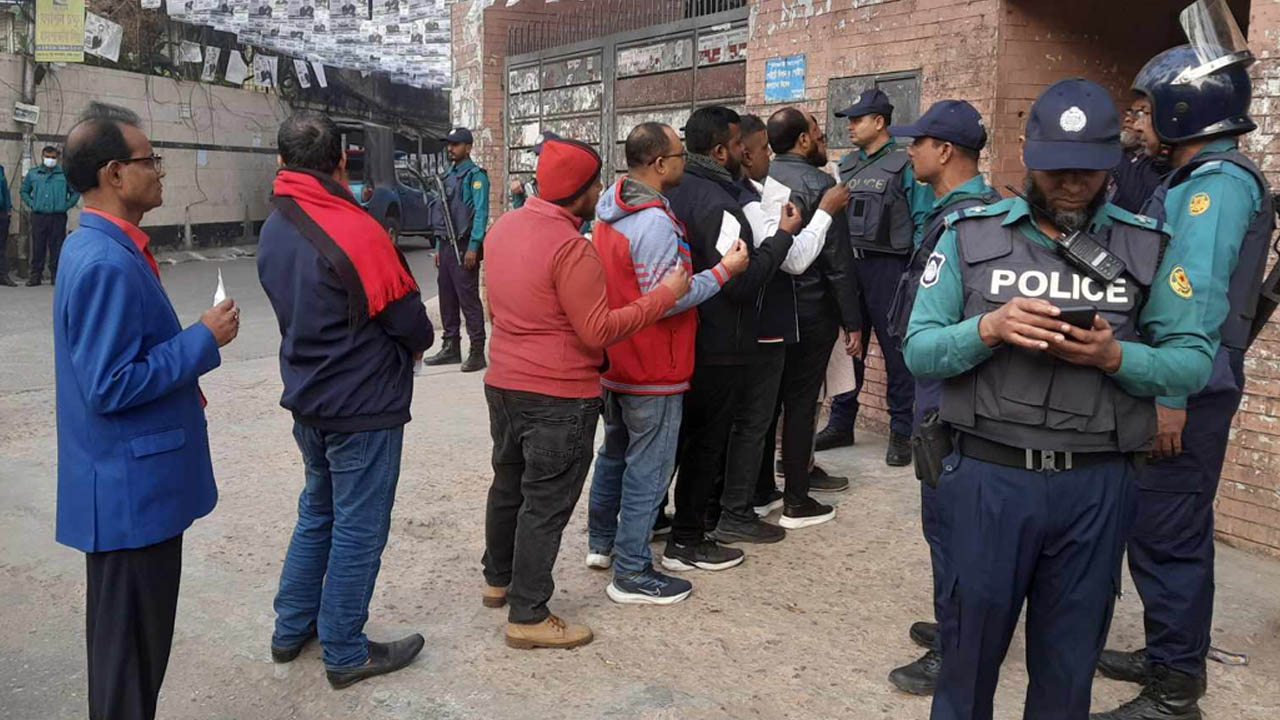 ভোটকেন্দ্র কঠোর নিরাপত্তায় আইনশৃঙ্খলা রক্ষাকারী বাহিনী। ছবি : সংগৃহীত