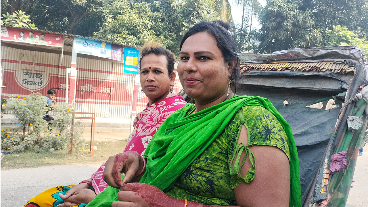 মানিকগঞ্জ ঘিওর উপজেলার বানিয়াজুরী সরকারি প্রাথমিক বিদ্যালয়ে ভোট দেন ঝিলিক আক্তার ও সাবিত্রী হালদার নামে তৃতীয় লিঙ্গের দুই ভোটার। ছবি : কালবেলা