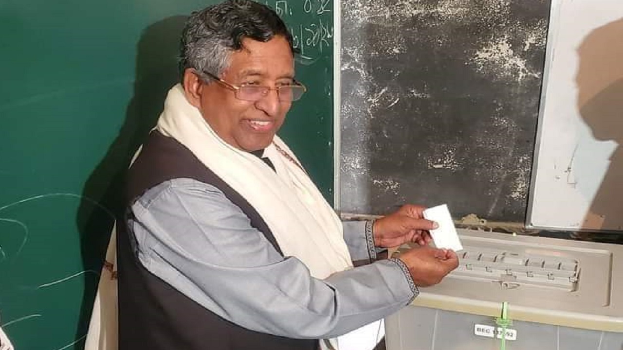 মুশুদ্দিখন্দকার পাড়া সরকারি প্রাথমিক বিদ্যালয়ে কেন্দ্রে ভোট দিচ্ছেন কৃষিমন্ত্রী ড. মো. আব্দুর রাজ্জাক। ছবি : কালবেলা