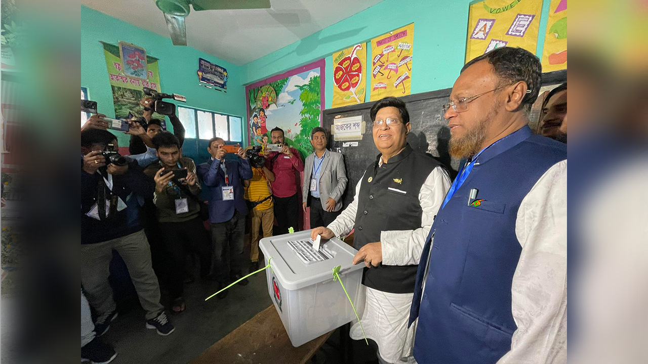 সিলেট নগরীর দুর্গাকুমার প্রাথমিক বিদ্যালয় কেন্দ্রে ভোট প্রদান করেন পররাষ্ট্রমন্ত্রী ড. একে আব্দুল মোমেন। ছবি : কালবেলা
