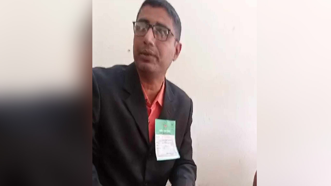 প্রকাশ্যে নৌকায় সিল মারছেন পোলিং অফিসার রাজু আহমেদ। ছবি : কালবেলা