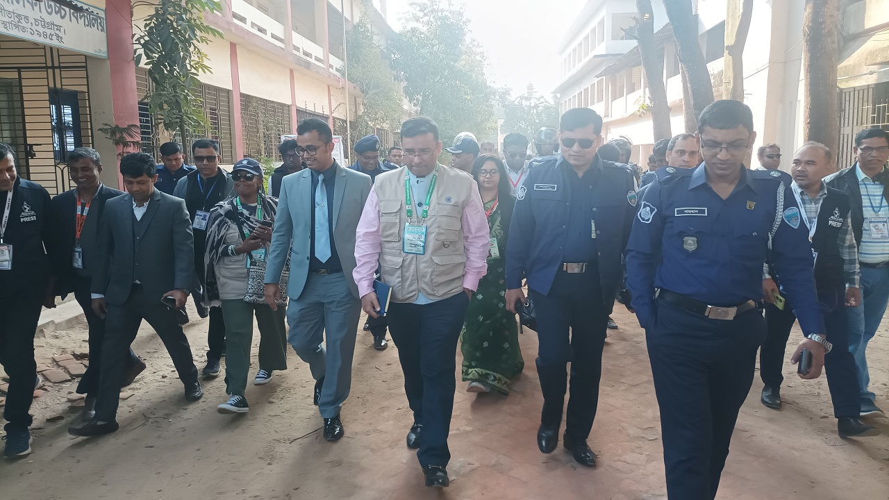 কমনওয়েলথের প্রতিনিধিরা সীতাকুণ্ড বালিকা উচ্চ বিদ্যালয় ও কলেজ পরিদর্শন করছেন। ছবি : কালবেলা