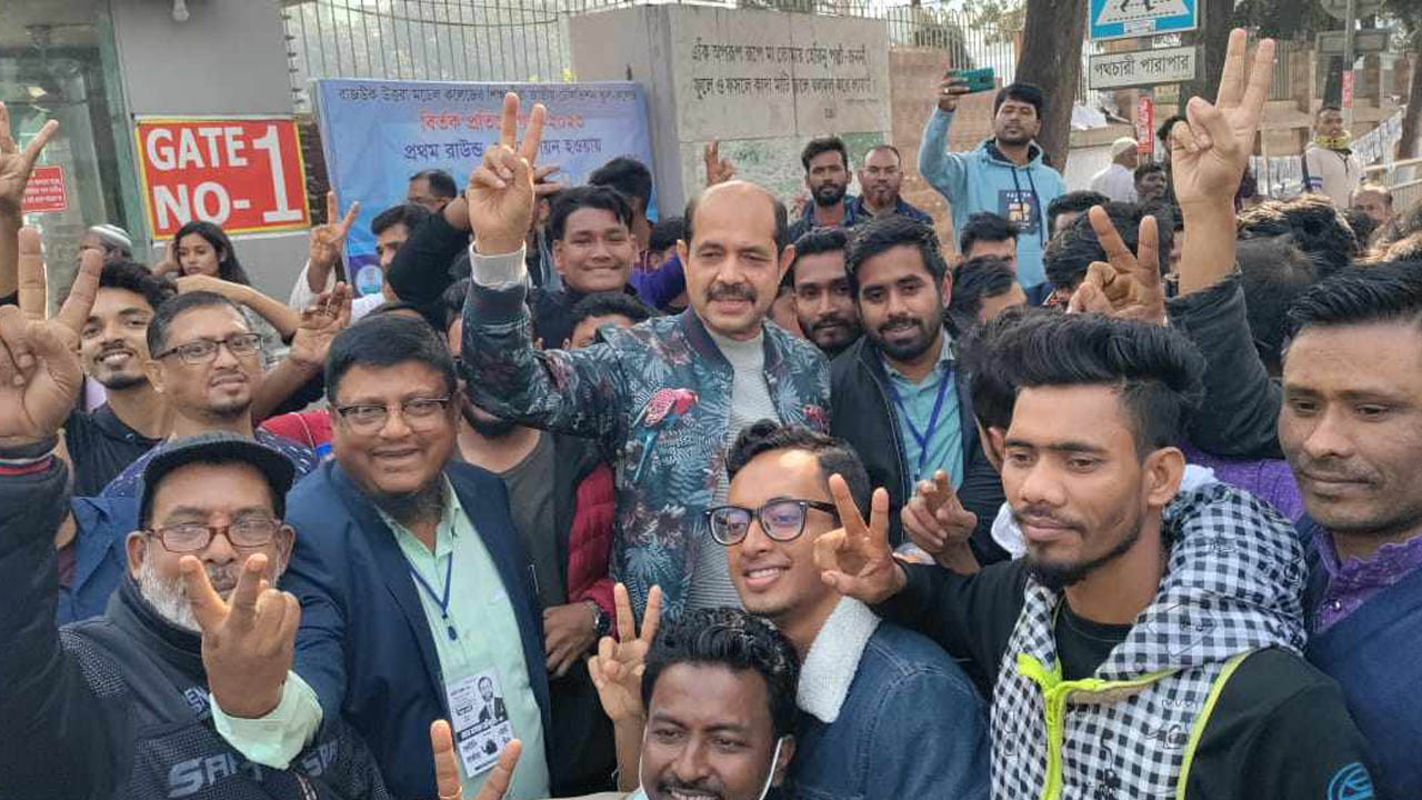 নির্বাচনে ভোট দেওয়ার পরে মেয়র মো. আতিকুল ইসলাম। ছবি : কালবেলা