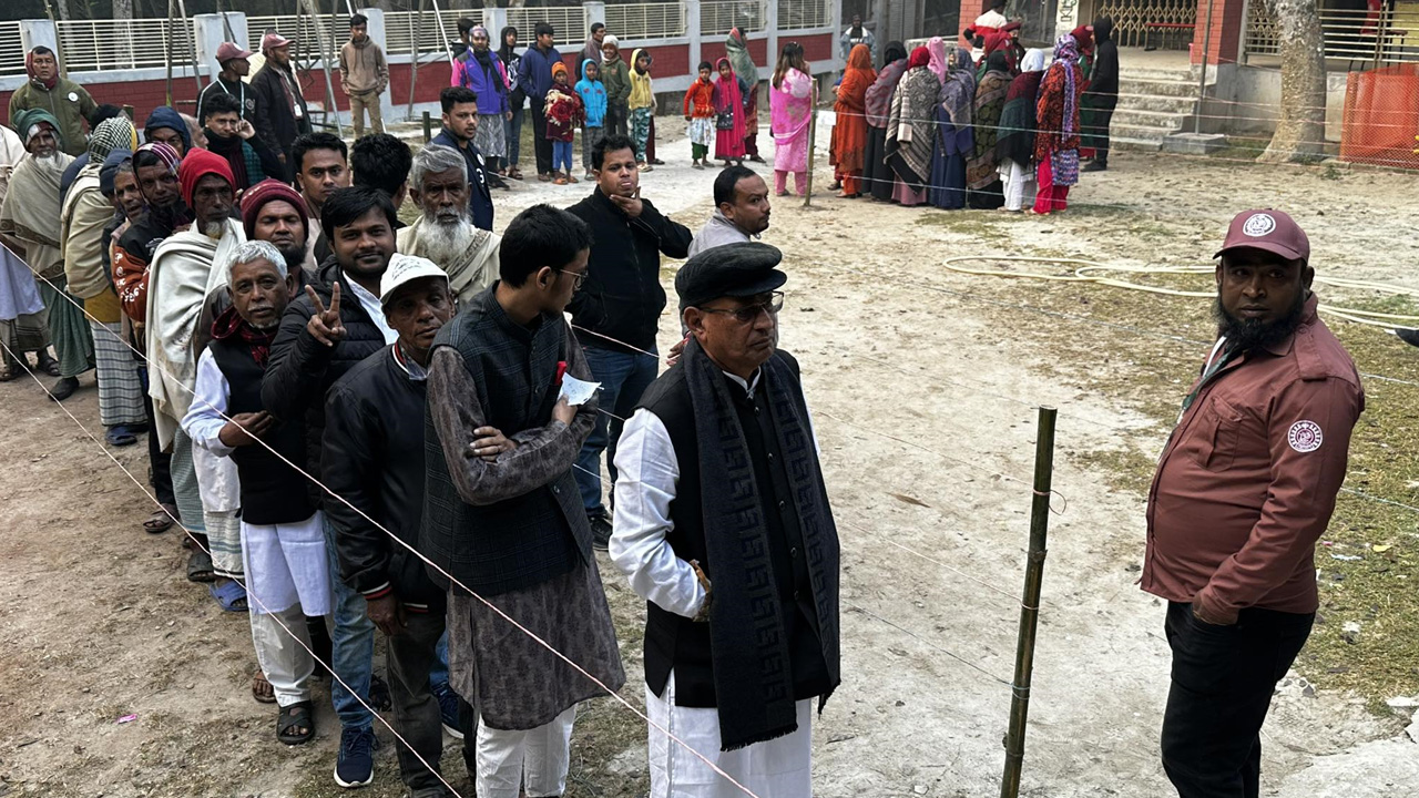 আওয়ামী লীগের প্রার্থী বীর মুক্তিযোদ্ধা আব্দুর রহমান লাইনে দাঁড়িয়ে ভোট দেওয়ার জন্য অপেক্ষা করেন। ছবি : কালবেলা