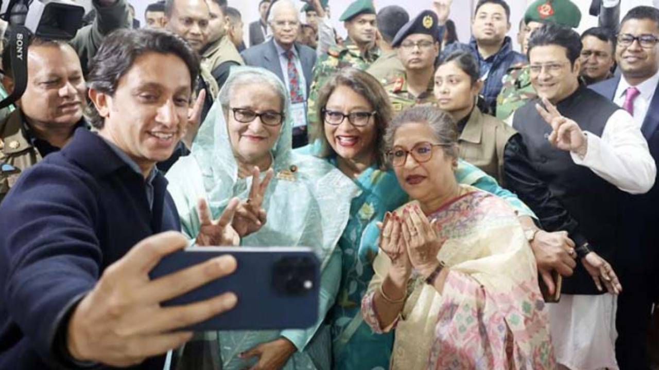 ভোট দেওয়ার পর সেলফি তুললেন প্রধানমন্ত্রী। ছবি: সংগৃহীত
