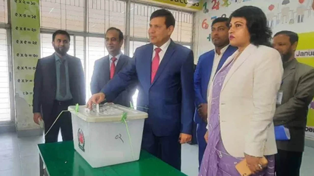 মিরপুর ক্যান্টনমেন্ট পাবলিক স্কুল অ্যান্ড কলেজে ভোট দেন নির্বাচন কমিশনার আহসান হাবীব। ছবি :  সংগৃহীত