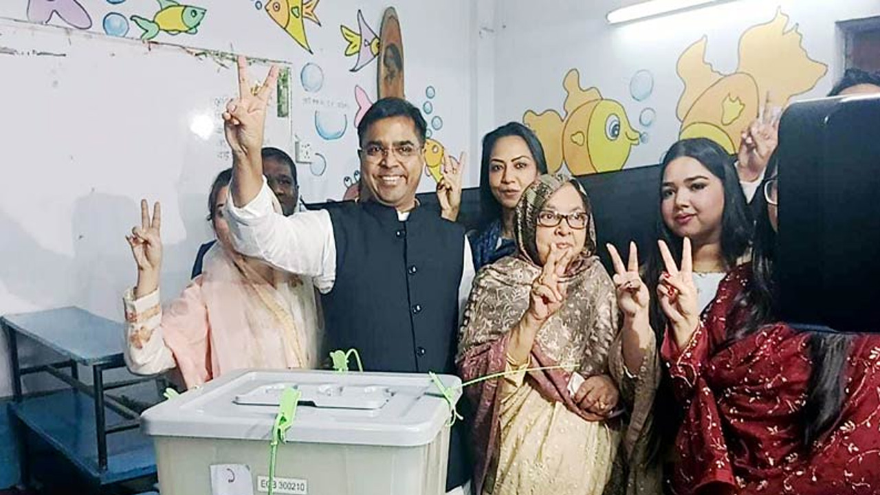 পরিবারের সঙ্গে ভোট দিলেন সাঈদ খোকন। ছবি : সংগৃহীত