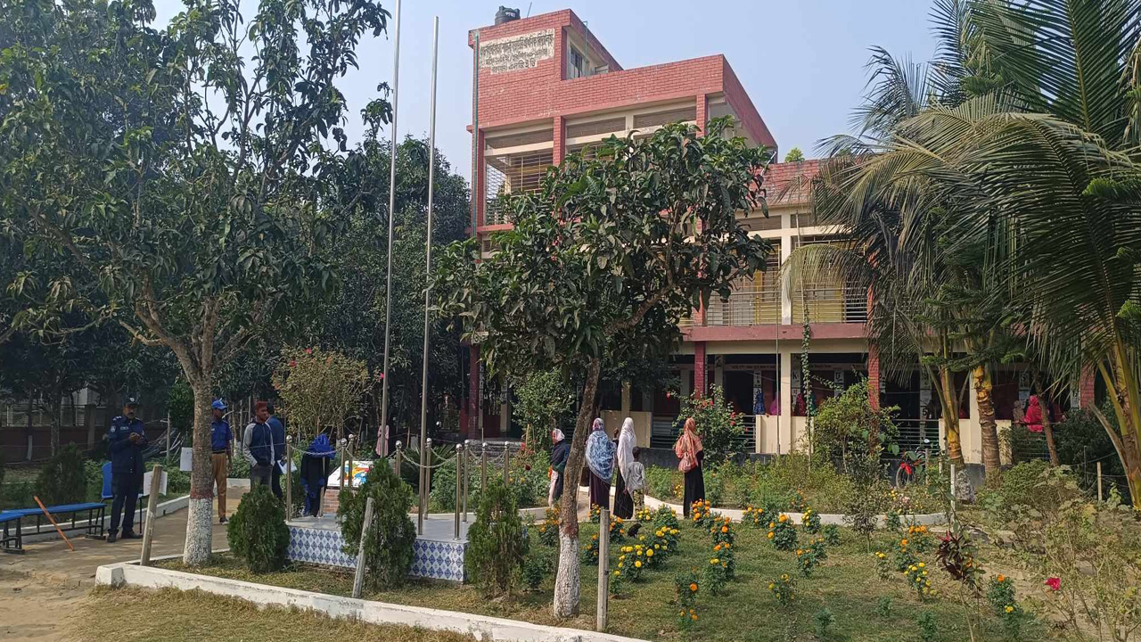 দোহারো মডেল সরকারি প্রাথমিক বিদ্যালয় ভোটকেন্দ্র। ছবি : কালবেলা