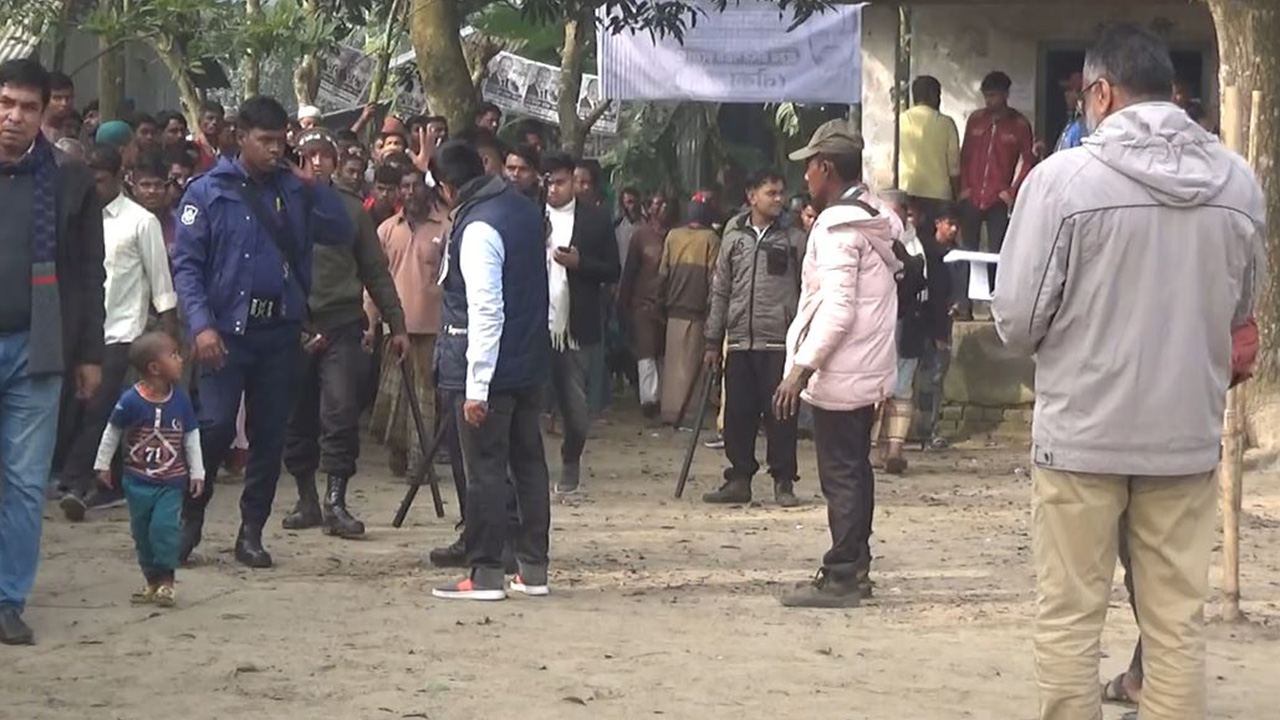 হবিগঞ্জ বানিয়াচং উপজেলার দক্ষিণ সাঙ্গর গ্রামে নৌকার প্রার্থীর সমর্থকদের বিরুদ্ধে জালভোট দেওয়ার ঘটনায় স্বতন্ত্র প্রার্থীর সমর্থকরা বাধা দিলে তাদের সঙ্গে নৌকার প্রার্থীদের হাতাহাতি ও ধাওয়া-পাল্টাধাওয়া হয়। ছবি : কালবেলা