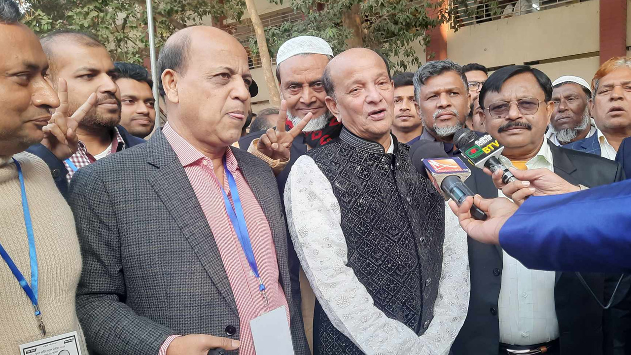 কথা বলছেন  ঢাকা-১৫ আসনের আওয়ামী মনোনীত প্রার্থী কামাল আহমেদ মজুমদার। ছবি : কালবেলা