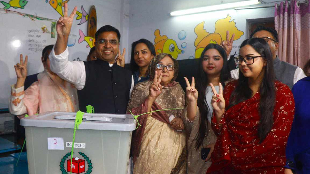 বংশালের নাজিরা বাজার ইসলামিয়া সরকারি প্রাথমিক বিদ্যালয় কেন্দ্রে ভোট দেন মোহাম্মদ সাঈদ খোকন। ছবি : কালবেলা