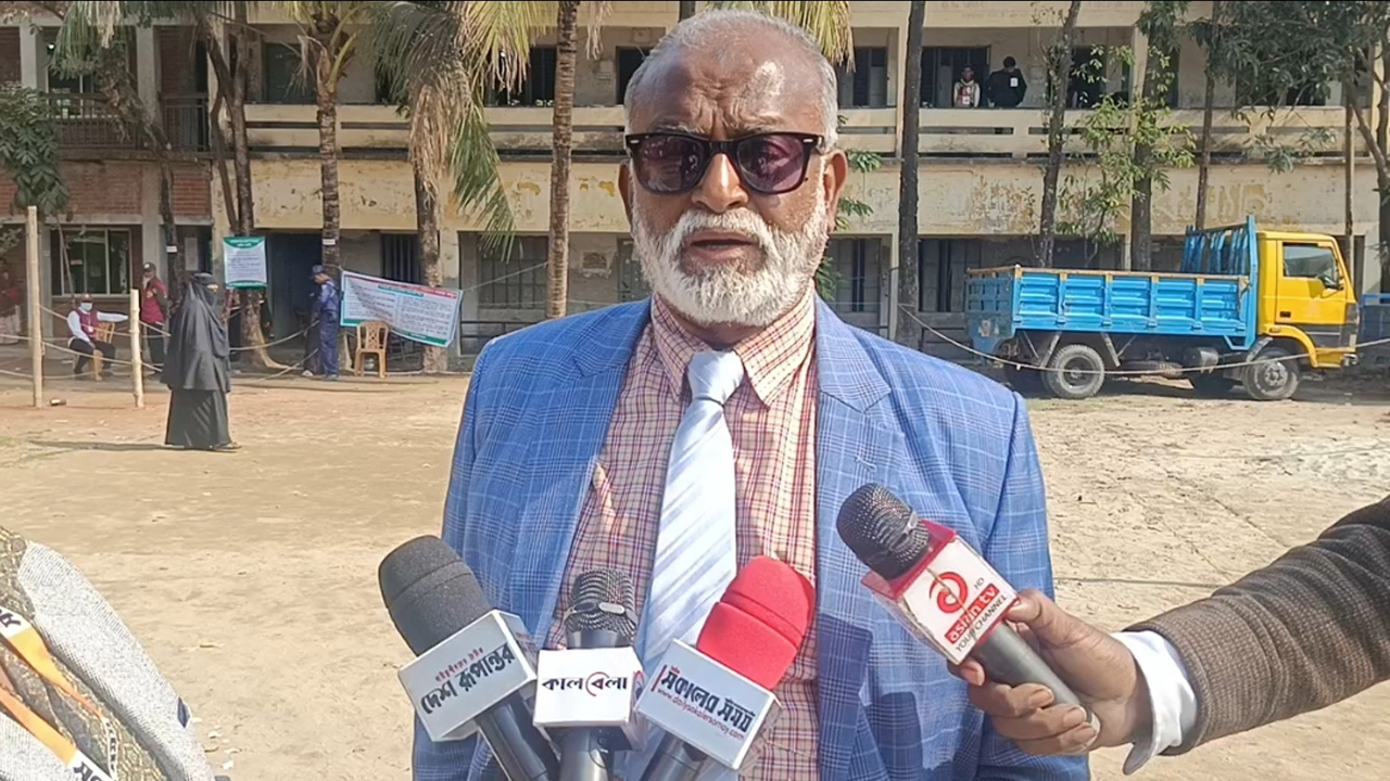 সাংবাদিকদের সঙ্গে কথা বলেন তৈমুর আলম খন্দকার। ছবি : কালবেলা