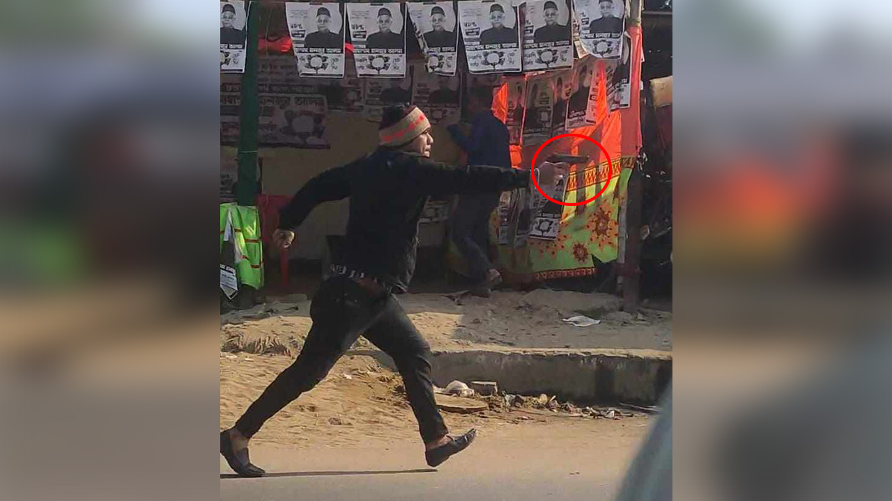 চট্টগ্রাম-১০ আসনের পাহাড়তলী কলেজ কেন্দ্র এলাকায় গায়ে কালো সোয়েটার ও মাথায় টুপি পরা এক যুবককে রিভলবার হাতে গুলি ছুড়তে দেখা যায়। ছবি : কালবেলা