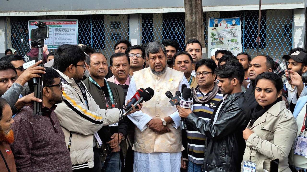 ভোটের পর কথা বলছেন নিখিল। ছবি: কালবেলা