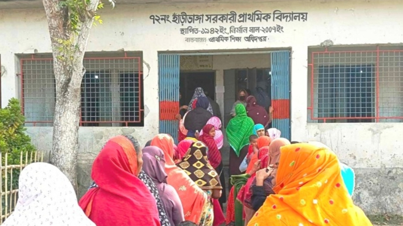 হাঁড়িভাঙা সরকারি প্রাথমিক বিদ্যালয় ভোটকেন্দ্রে ভোটারদের লাইন। ছবি : কালবেলা