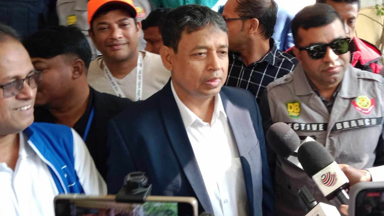 ভোট প্রদান শেষে কথা বলেন ডিবিপ্রধান মোহাম্মদ হারুন অর রশীদ। ছবি : সংগৃহীত