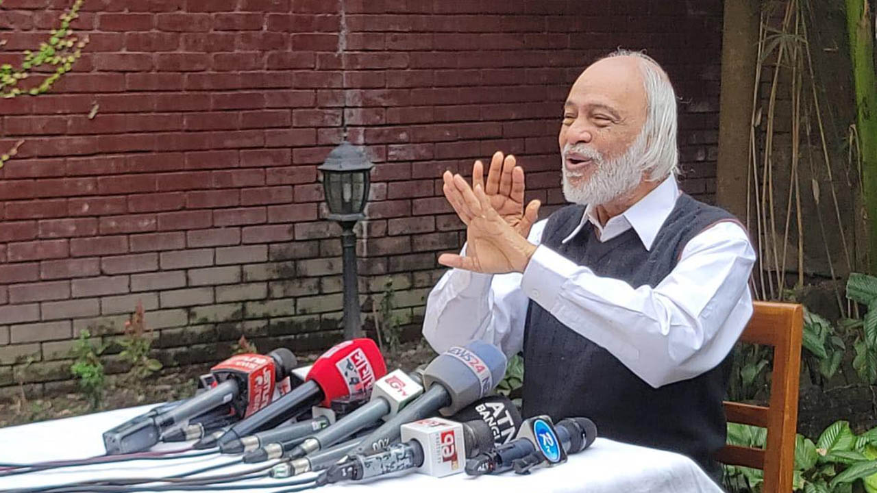 রাজধানীর গুলশানে বিএনপির তাৎক্ষণিক প্রতিক্রিয়ায় মঈন খান। ছবি : কালবেলা