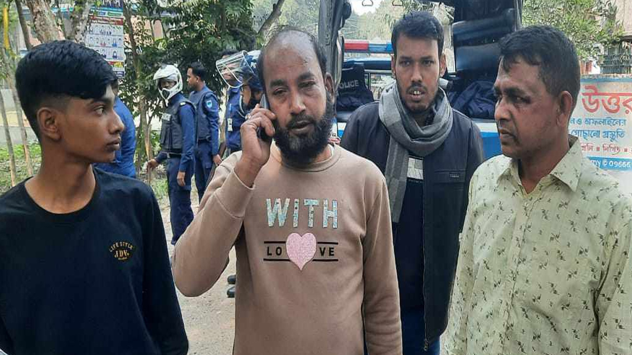 ঝিনাইদহের শৈলকুপা উপজেলার বিভিন্ন ভোটকেন্দ্র দখলের চেষ্টা করেছে নৌকার সমর্থকরা। ছবি : কালবেলা
