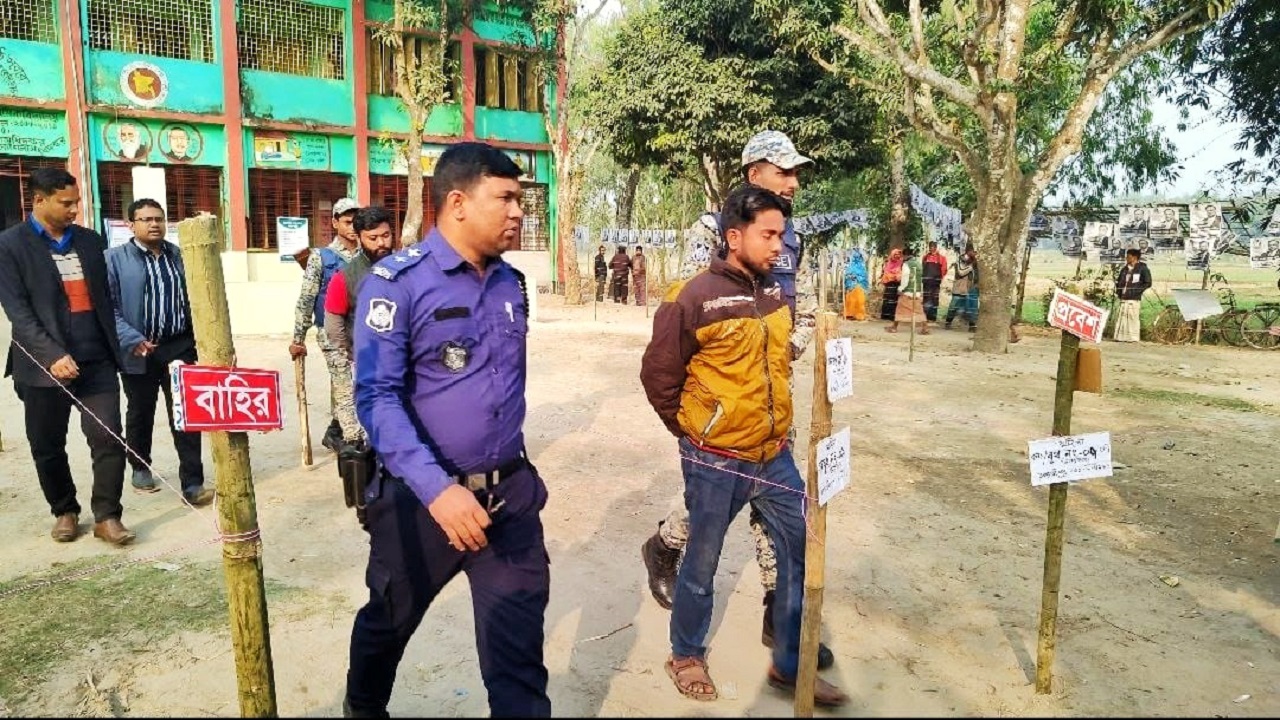 জালভোট দেওয়ার সময় আটক দুই যুবককে থানায় সোপর্দ করা হয়। ছবি : কালবেলা