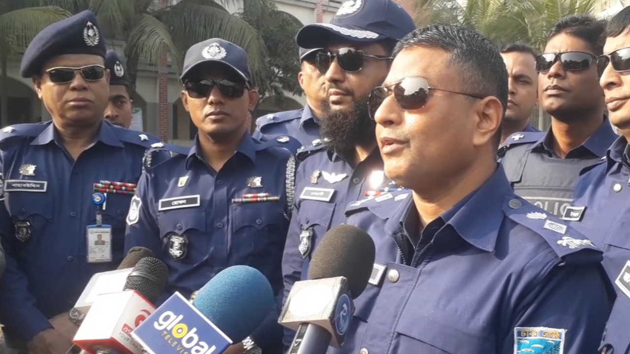 ভোটকেন্দ্র পরিদর্শনে এসে সাংবাদিকদের সঙ্গে কথা বলেন পুলিশ সুপার কাজী সফিকুল আলম। ছবি : কালবেলা