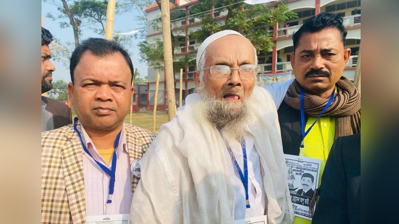কেন্দ্রে এসে ভোট দিয়েছেন ১০১ বছর বয়সী হাজী রিয়াজ উদ্দিন। ছবি : কালবেলা