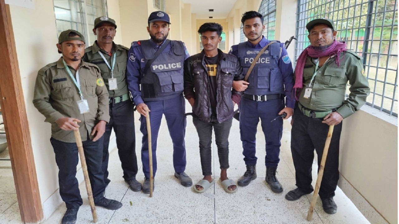 জাল ভোট দেওয়ার সময় আটক যুবককে থানায় সোপর্দ করা হয়েছে। ছবি : কালবেলা