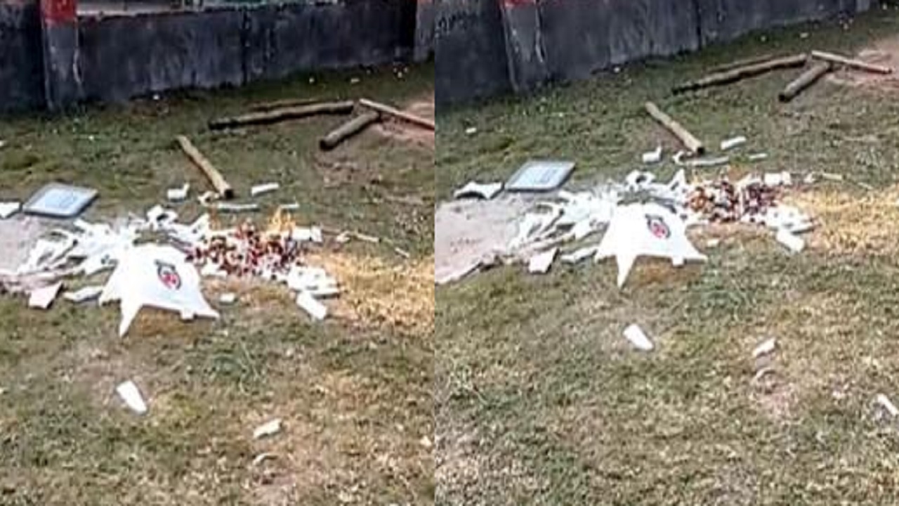 টাঙ্গাইলে ব্যালট বাক্সে আগুন দিয়েছে দুর্বৃত্তরা। ছবি : কালবেলা