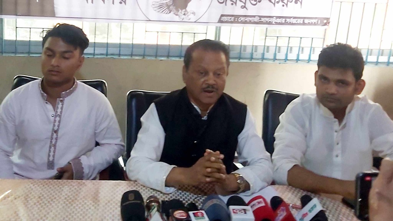 সংবাদ সম্মেলনে স্বতন্ত্র প্রার্থী সাবেক সাংসদ আওয়ামী লীগ নেতা হাজী রহিম উল্লাহ। ছবি : কালবেলা