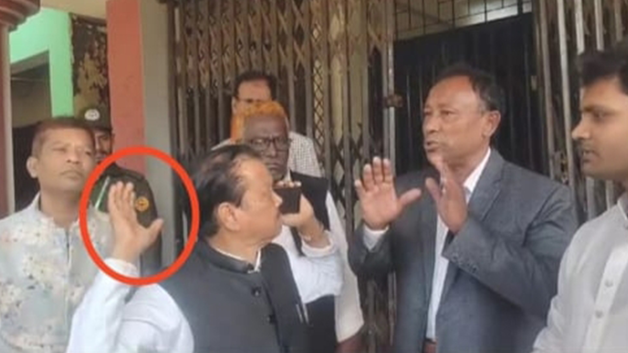 স্বতন্ত্র প্রার্থী হাজি রহিম উল্লাহর হাতে আমির হোসেন নামে এক প্রিসাইডিং অফিসারের লাঞ্ছিতের অভিযোগ। ছবি : কালবেলা