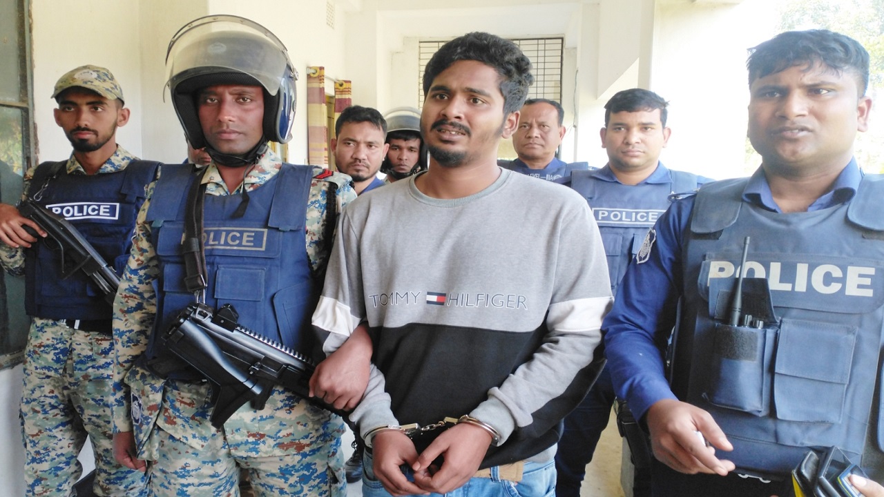 জালভোট দেওয়ার অপরাধে আটক মাহাতাব হোসেন রুদ্র। ছবি : কালবেলা