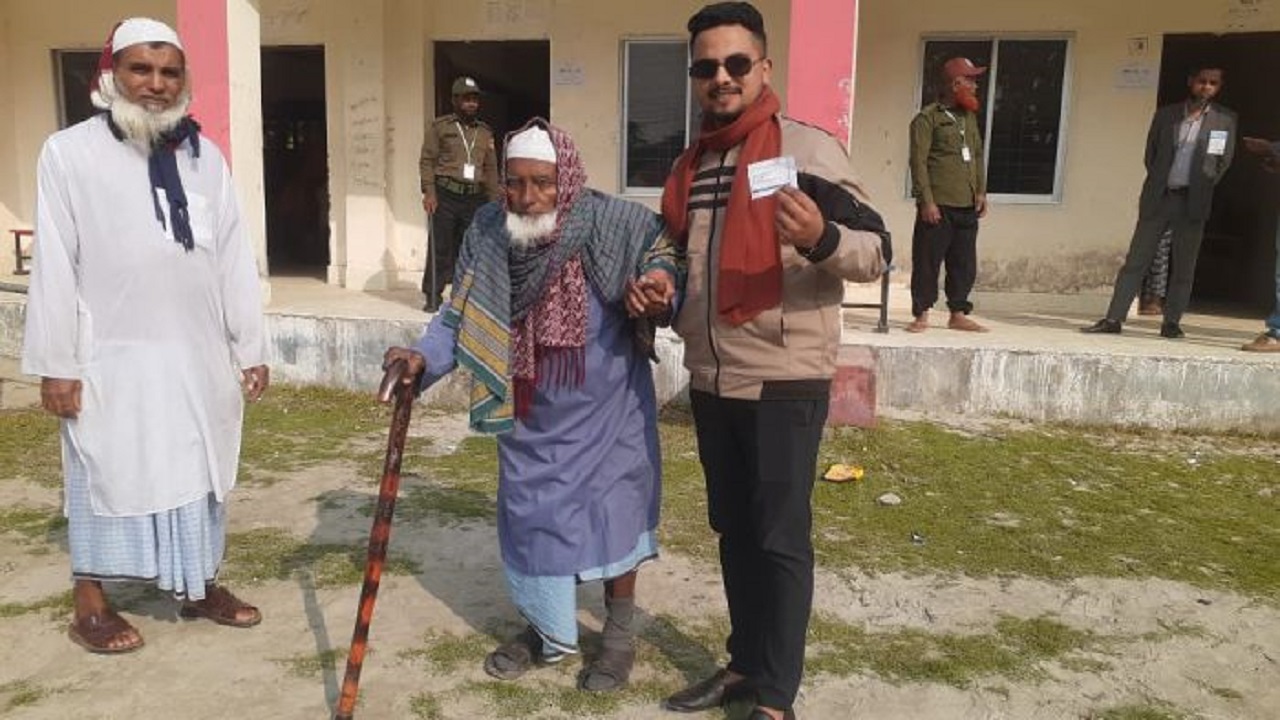 ১১০ বছর বয়সী বৃদ্ধ রুহুল আমিন দেওয়ান নাতির হাত ধরে ভোট দিতে কেন্দ্রে আসেন। ছবি : কালবেলা