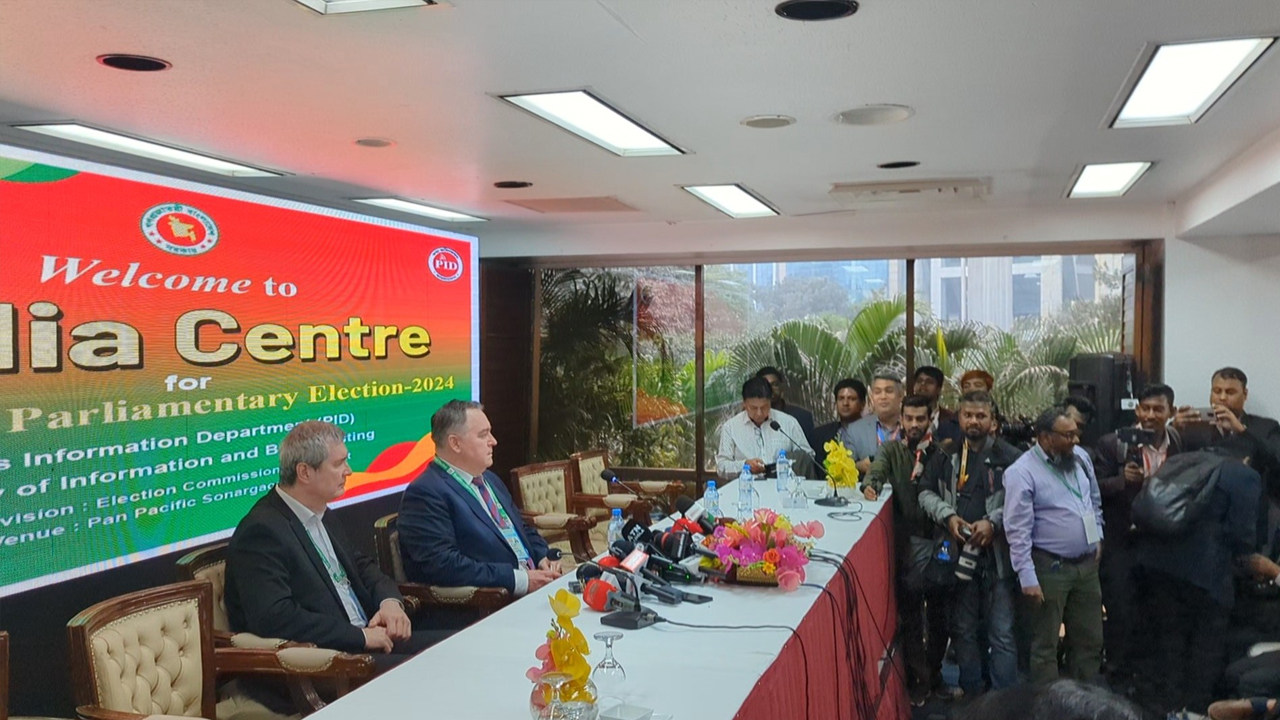 সংবাদ সম্মেলন করছেন রাশিয়ার নির্বাচন পর্যবেক্ষক দলের প্রধান আন্দ্রেই শুতভ। ছবি : সংগৃহীত
