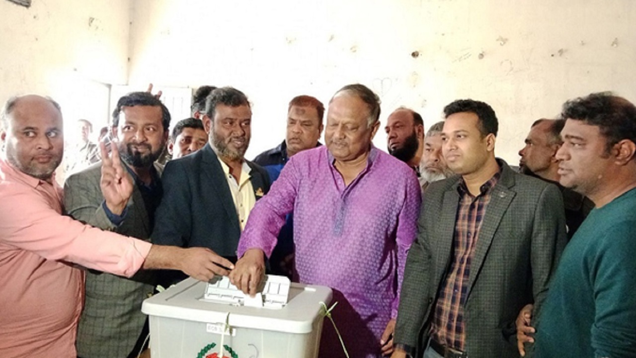 সংসদ নির্বাচনে ভোট দিচ্ছেন বাণিজ্যমন্ত্রী। ছবি : সংগৃহীত