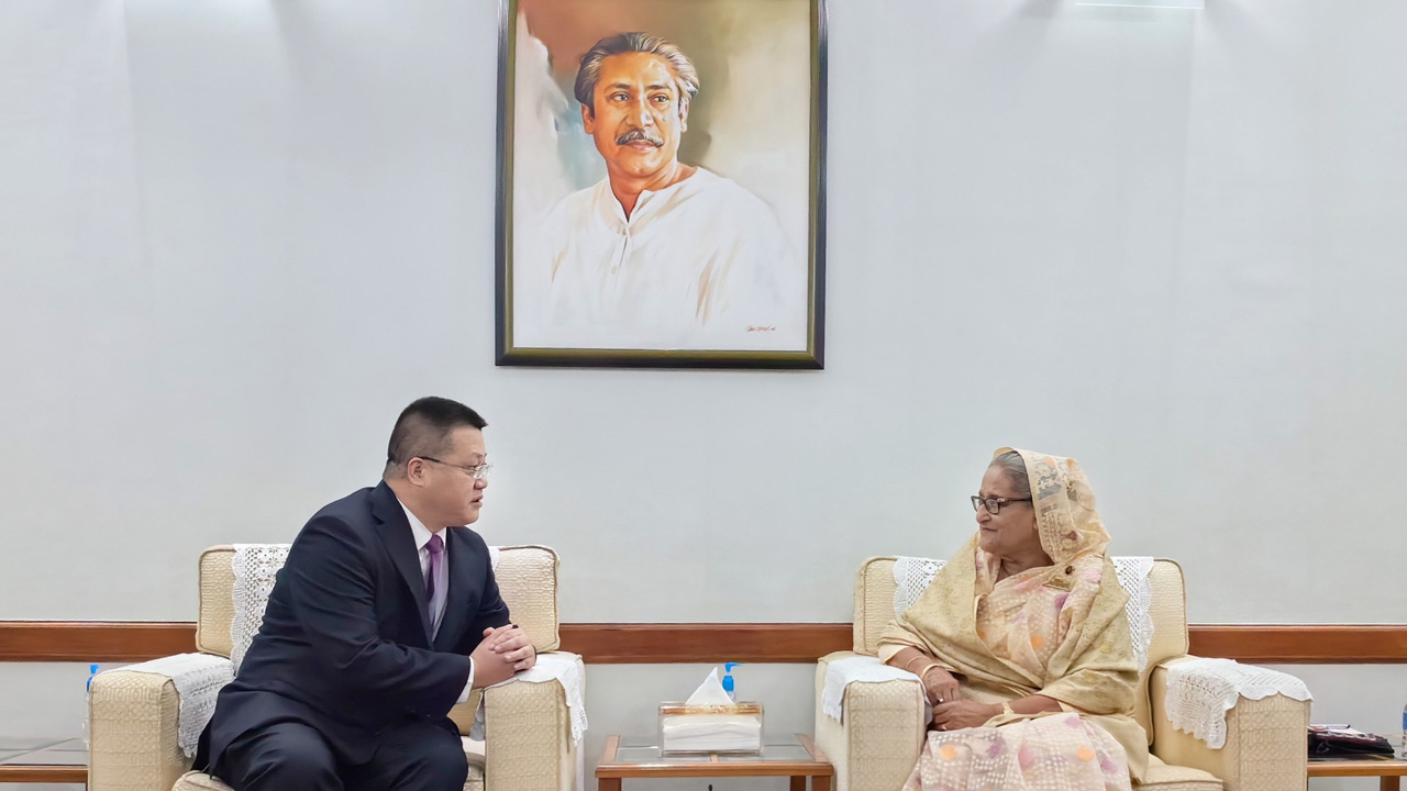 সোমবার সকালে গণভবনে প্রধানমন্ত্রী শেখ হাসিনাকে অভিনন্দন জানান চীনের রাষ্ট্রদূত ইয়াও ওয়েন। ছবি : ফেসবুক