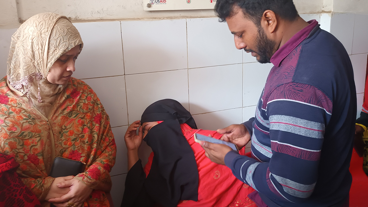 মানিকগঞ্জে সড়ক দুর্ঘটনায় নিহত স্বজনদের আহাজারি। ছবি : কালবেলা