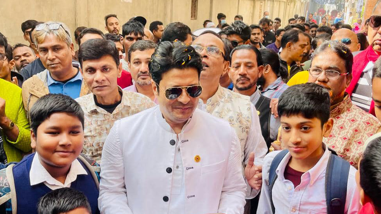 সমর্থকদের সঙ্গে ফেরদৌস। ছবি : সংগৃহীত