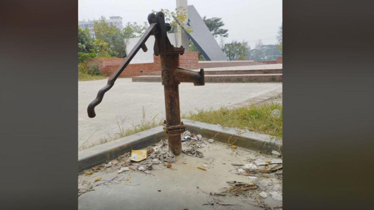 পাবিপ্রবি ক্যাম্পাসে পরিত্যক্ত একটি টিউবওয়েল। ছবি : কালবেলা