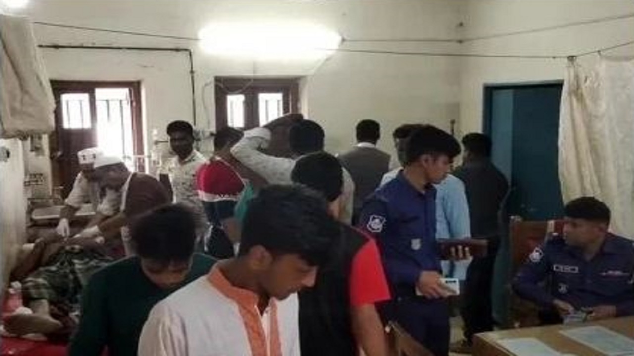 হামলায় আহতদের হাসপাতালে ভর্তি করা হয়েছে। ছবি : কালবেলা