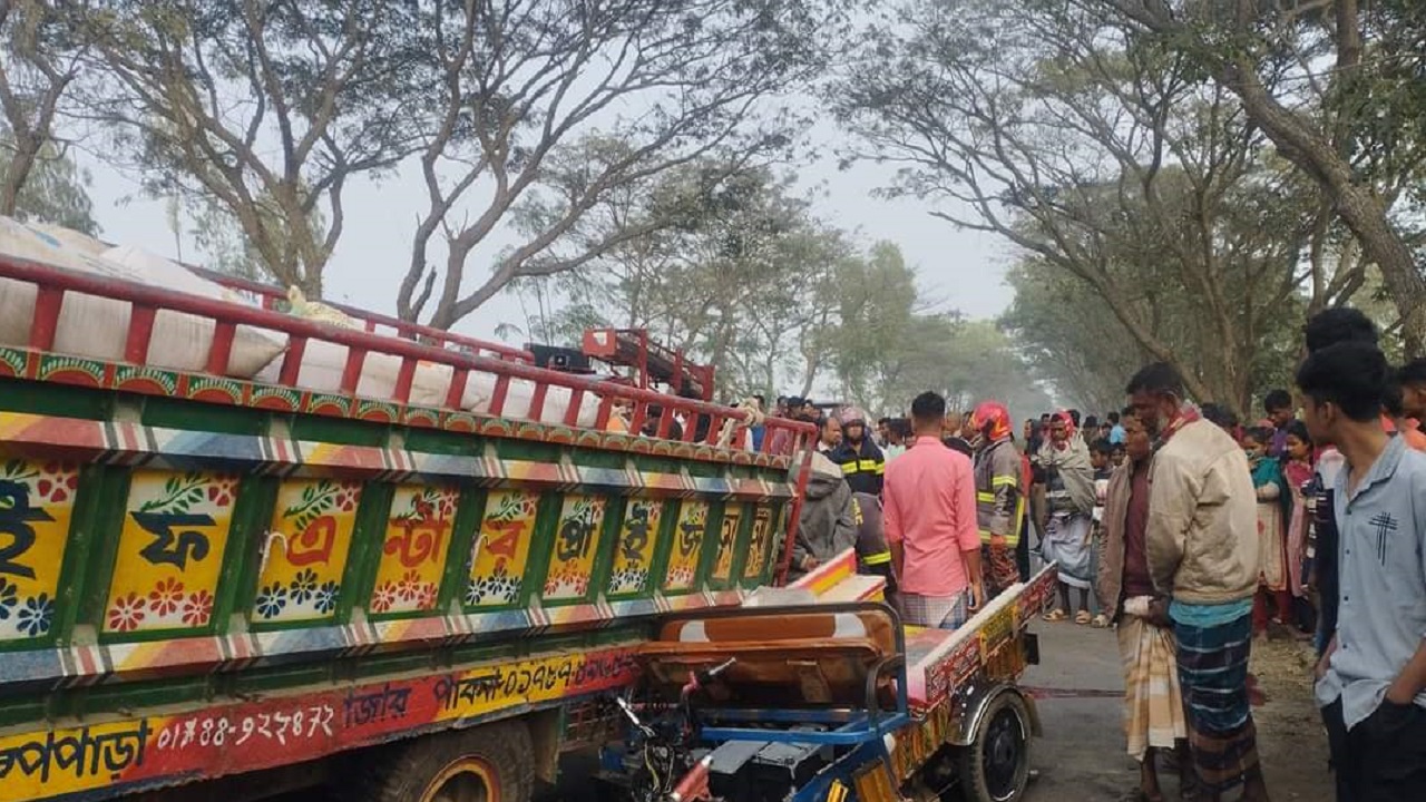 তাড়া‌শে ন‌সিমন ও অটোরিকশার মুখোমুখি সংঘর্ষে দুজন নিহত হয়। ছবি : কালবেলা