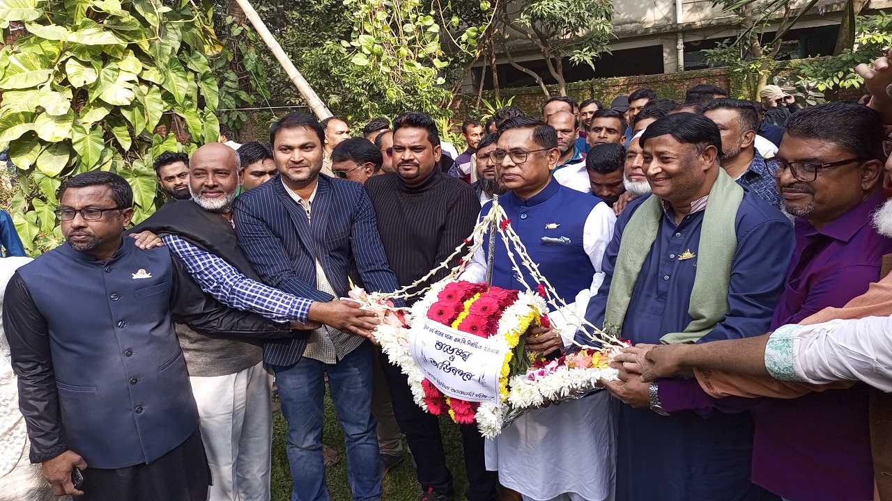 নিজ বাসভবনে নসরুল হামিদকে ফুলেল শুভেচ্ছা। ছবি : কালবেলা