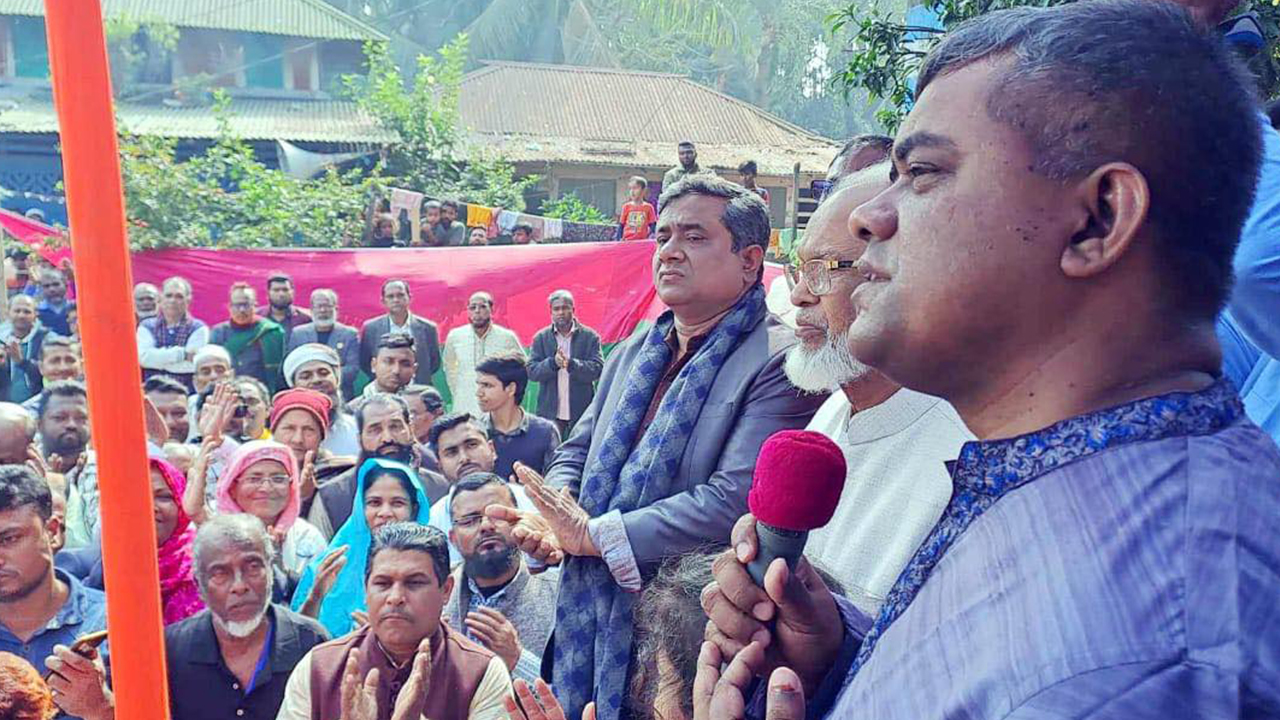 বাগেরহাটে শরণখোলায় এক শুভেচ্ছা অনুষ্ঠানে বক্তব্য রাখেন বদিউজ্জামান সোহাগ। ছবি : কালবেলা