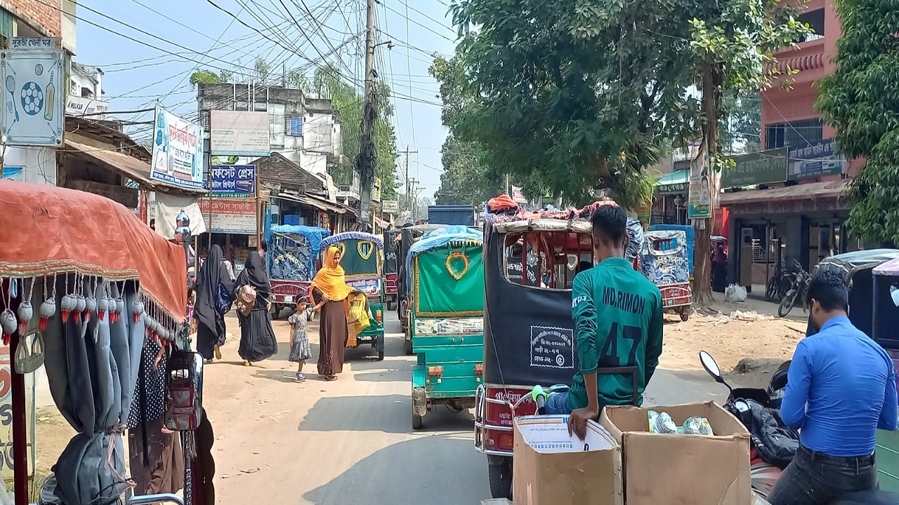 দিনাজপুরে ছোট-বড় যানবাহন নিয়ম-নীতি তোয়াক্কা না করে বেপরোয়া চলাচল করছে। ছবি : কালবেলা