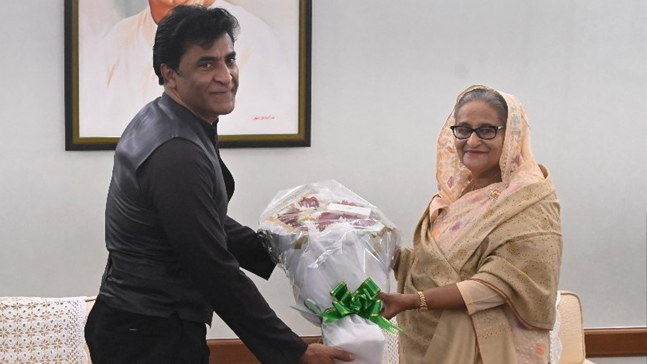 প্রধানমন্ত্রী ও আওয়ামী লীগ সভাপতিকে অভিনন্দন জানাচ্ছেন বাংলাদেশে নিযুক্ত পা‌কিস্তা‌নের হাইক‌মিশনার সৈয়দ আহমেদ মারুফ। ছবি : সংগৃহীত