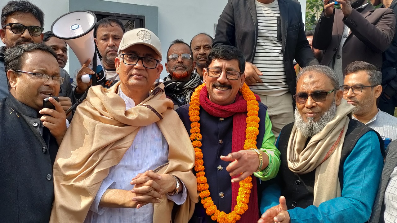 নেতাকর্মীদের ফুলেল শুভেচ্ছায় সিক্ত আওয়ামী লীগের প্রার্থী ডা. মো. তৌহিদুজ্জামান তুহিন। ছবি : কালবেলা