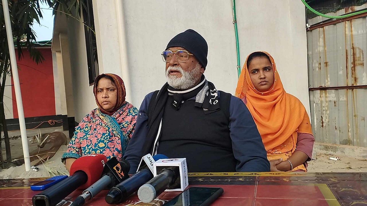 সাংবাদিকদের সঙ্গে আলাপকালে তৈমূর আলম খন্দকার। ছবি : কালবেলা
