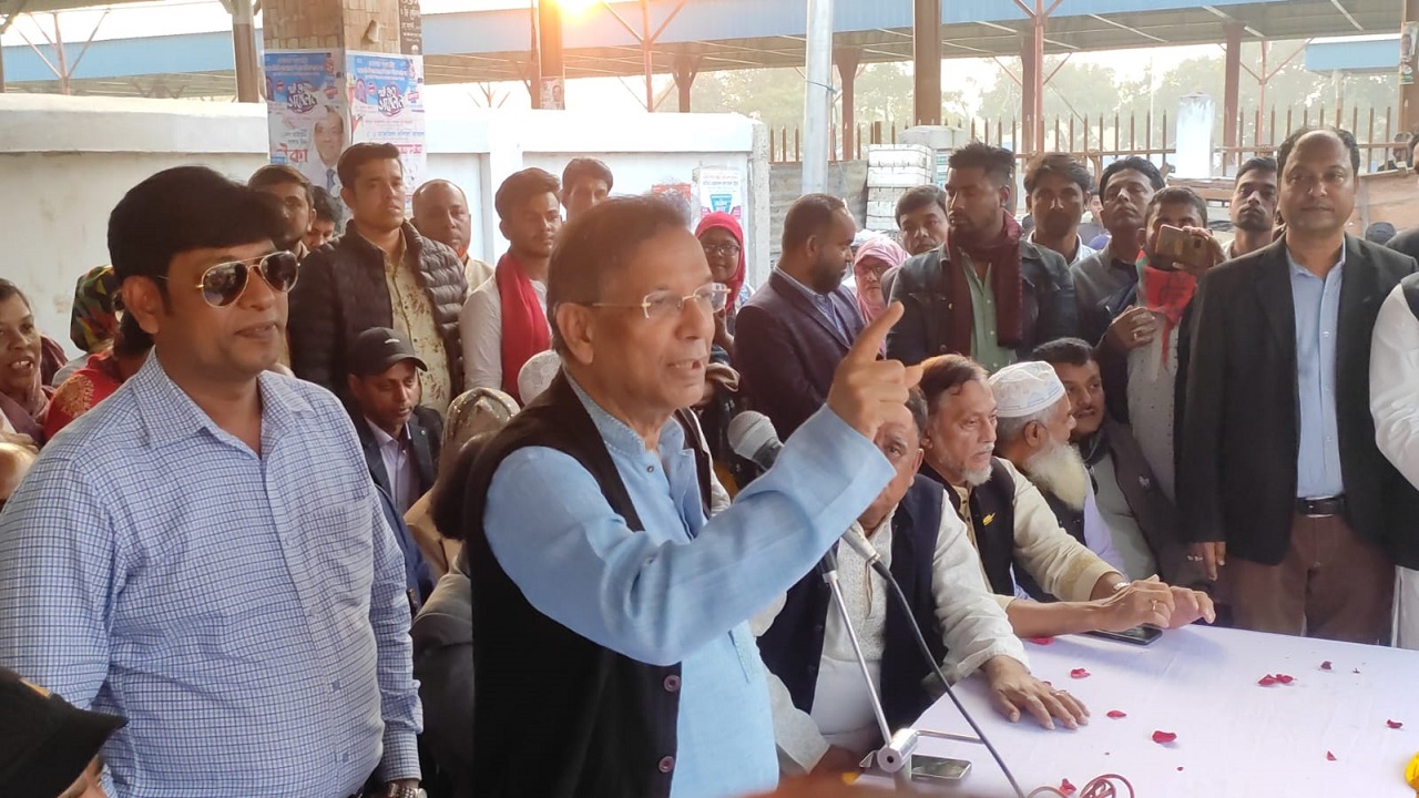 আখাউড়ার পৌর মুক্তমঞ্চে নির্বাচন-পরবর্তী শুভেচ্ছা বিনিময়কালে আইনমন্ত্রী অ্যাডভোকেট আনিসুল হক। ছবি : কালবেলা