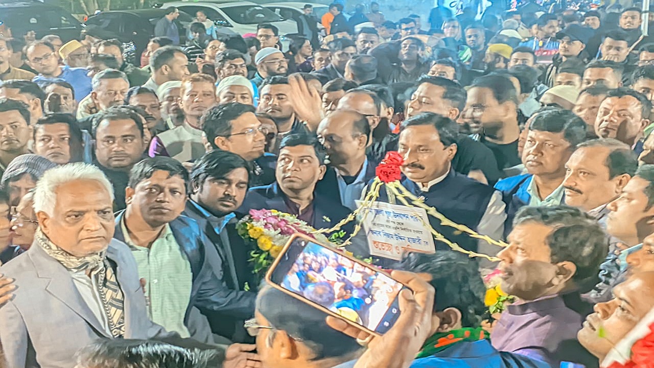 ফেনী শহরের মাস্টার পাড়াস্থ বাসভবনের সামনে ফুলেল শুভেচ্ছায় সিক্ত হন নিজাম উদ্দিন হাজারী। ছবি : কালবেলা